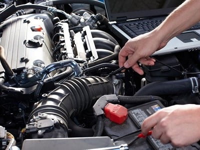 Mecánico automotriz a domicilio en Bogotá realizando diagnóstico y mantenimiento de un automóvil
